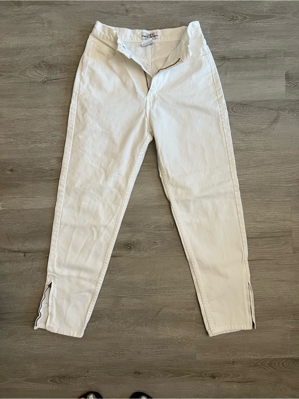 Vintage GUESS white high waisted ankle zip jeans.